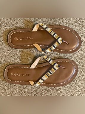Fat Face Brown Leather Flip Flop Sandals with Beaded Straps size 8 Like New